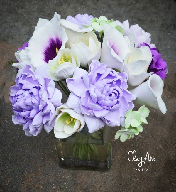 Artist Julia Dogan creates realistic flowers and flower arrangements with Hearty Clay ultra lightweight air dry clay. These air dry clay flowers look so realistic!